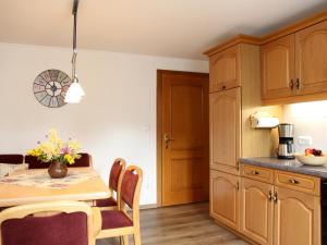 eine Küche mit einem Tisch und einem Esszimmer in der Unterkunft Ferienwohnung Landhaus Lenneper-Führt in Kirchhundem