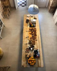 a long wooden table with food on it at CORTE LARGO LAURO DIMORE & SPA in Gemini