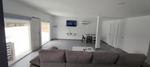 Telewizja i/lub zestaw kina domowego w obiekcie Casa en el lago.unmillondeestrellas