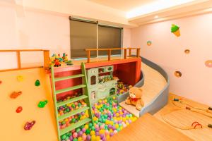 um quarto para crianças com uma casa de lego em 閣樂親子旅宿Kids Fun Hotel em Luodong