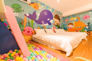 Postel nebo postele na pokoji v ubytování 閣樂親子旅宿Kids Fun Hotel