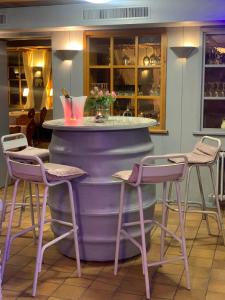 um bar com três cadeiras e uma mesa num restaurante em Swiss Hotel Krummen Eich Pratteln Free Parking em Pratteln