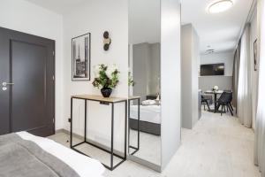 TV a/nebo společenská místnost v ubytování Apartamenty L11, Limanowskiego