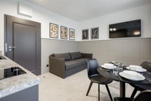 TV a/nebo společenská místnost v ubytování Apartamenty L11, Limanowskiego