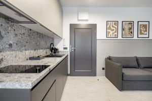 Kuchyň nebo kuchyňský kout v ubytování Apartamenty L11, Limanowskiego