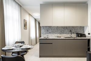 Kuchyň nebo kuchyňský kout v ubytování Apartamenty L11, Limanowskiego