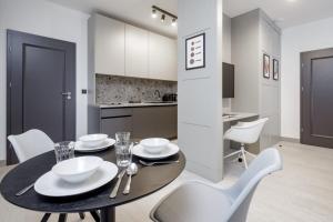 Kuchyň nebo kuchyňský kout v ubytování Apartamenty L11, Limanowskiego