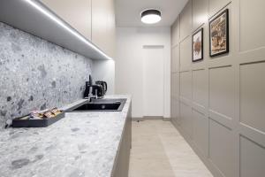 Kuchyň nebo kuchyňský kout v ubytování Apartamenty L11, Limanowskiego