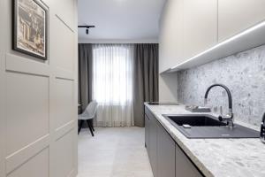 Kuchyň nebo kuchyňský kout v ubytování Apartamenty L11, Limanowskiego