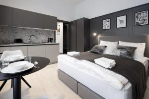 Postel nebo postele na pokoji v ubytování Apartamenty L11, Limanowskiego