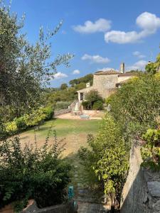 - une vue sur la maison depuis le jardin dans l'établissement La Petite Maison, à Saint-Paul-de-Vence