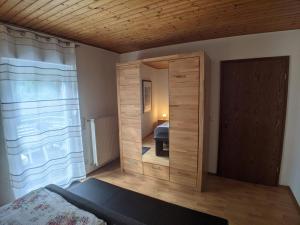 Un dormitorio con un gran armario de madera con espejo. en Ferienwohnung Kerstin, en Bernkastel-Kues