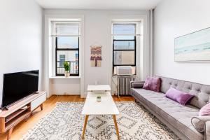 Bright & Stylish 1BR with Workspace