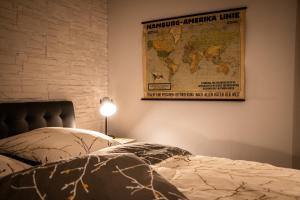 a bedroom with a map on the wall and a bed at Unterschlupf Radeberg mit Garten & Whirlpool in Radeberg