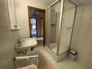 Koupelna v ubytování Gästehaus Buchinger + 13 fotografií