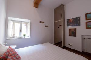 سرير أو أسرّة في غرفة في The Best Rent - Piazza di Firenze Apartment