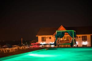 GreciRelax的晚上有游泳池的房子