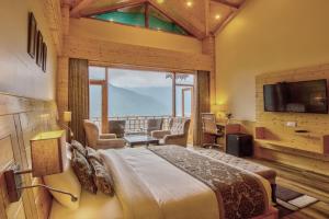 Un televizor și/sau centru de divertisment la The Holiday Villa Resorts & Spa