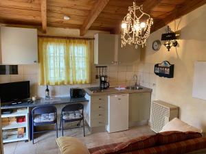 - une cuisine avec une table et un canapé dans une chambre dans l'établissement La Casita, à El Jaral