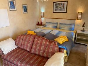 - une chambre avec deux lits et un canapé dans l'établissement La Casita, à El Jaral