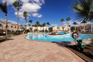 basen w ośrodku z palmami w obiekcie GLAMOUR MASPALOMAS - near MELONERAS w mieście San Bartolomé