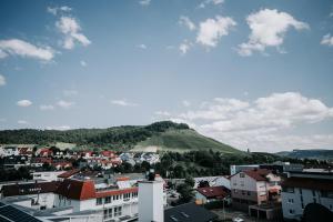 una vista de una ciudad con una colina en el fondo en E&B Aparthotel en Korb