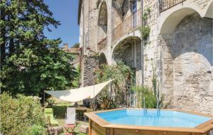 an outdoor swimming pool in front of a building at LES JARDINS DE LA CATHÉDRALE chambres d Hôtes gîte de groupe in Viviers