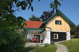 domek z czerwonym dachem w obiekcie Kellerstöckl Naturoase Gaas w mieście Eberau