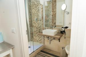 A bathroom at Sotto il Castello B&B