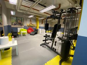 a room with a gym with tread machines at Uroczy apartament Art Marina z widokiem na rzekę i bezpłatnym parkingiem in Wrocław