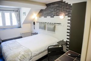 Ένα ή περισσότερα κρεβάτια σε δωμάτιο στο Logis Le Saint Hubert