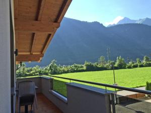 balkon z widokiem na pole i góry w obiekcie Apartment in Mayrhofen near Ski Lifts w Mayrhofen