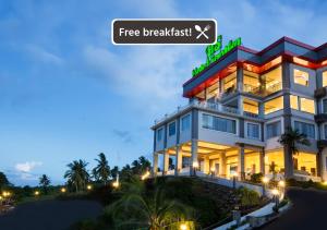 un hotel con un cartel que lee desayuno gratis en Hotel Santika Luwuk - Sulawesi Tengah, en Luwuk