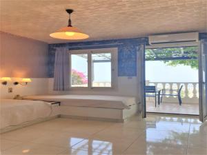 A bed or beds in a room at Entire Villa full View 3 bedrooms 3 bathrooms 3 kitchens