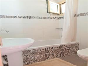 A bathroom at Entire Villa full View 3 bedrooms 3 bathrooms 3 kitchens