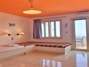 A bed or beds in a room at Entire Villa full View 3 bedrooms 3 bathrooms 3 kitchens