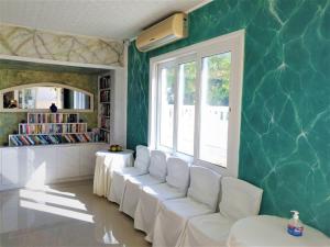 A seating area at Entire Villa full View 3 bedrooms 3 bathrooms 3 kitchens
