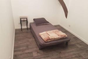 Ένα ή περισσότερα κρεβάτια σε δωμάτιο στο Maison de bourg avec extérieur.