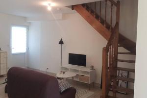 Μια τηλεόραση ή/και κέντρο ψυχαγωγίας στο Maison de bourg avec extérieur.