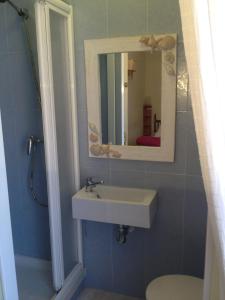 a bathroom with a sink and a mirror at Hotel Comodoro in Portbou