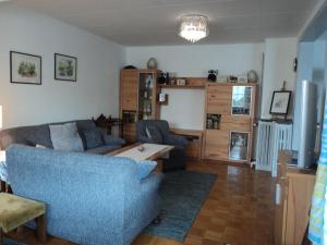 sala de estar con sofá y mesa en Ferienhaus Villa Korn en Ebern