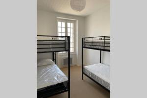 Ein Etagenbett oder Etagenbetten in einem Zimmer der Unterkunft Agon-Coutainville, villa bord de mer