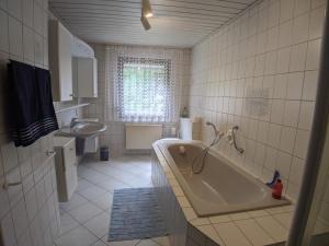 Un baño con una bañera grande y un lavabo. en Ferienwohnung Kerstin, en Bernkastel-Kues