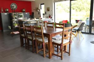 eine Küche mit einem Holztisch und Stühlen in der Unterkunft L'escale Aux Framboises in Rouy-le-Petit
