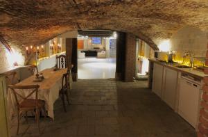 uma cozinha e sala de jantar com uma mesa num edifício em Top apartment along canal in historic centre em Amsterdã