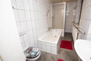 Ένα μπάνιο στο Ferienwohnungen Schmitt in Ehrenberg +12 φωτογραφίες