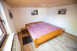 um quarto com uma cama de madeira num quarto em Ferienwohnungen Schmitt in Ehrenberg em Ehrenberg