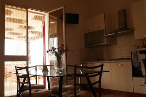 Kuchyňa alebo kuchynka v ubytovaní Casa vacanza in villa con piscina!