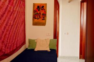 łóżko w pokoju z obrazem na ścianie w obiekcie Casa vacanza in villa con piscina! w mieście Triscina