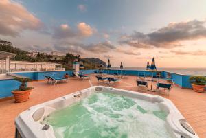 Bazén v ubytování Hotel Cava Dell'Isola nebo v jeho okolí